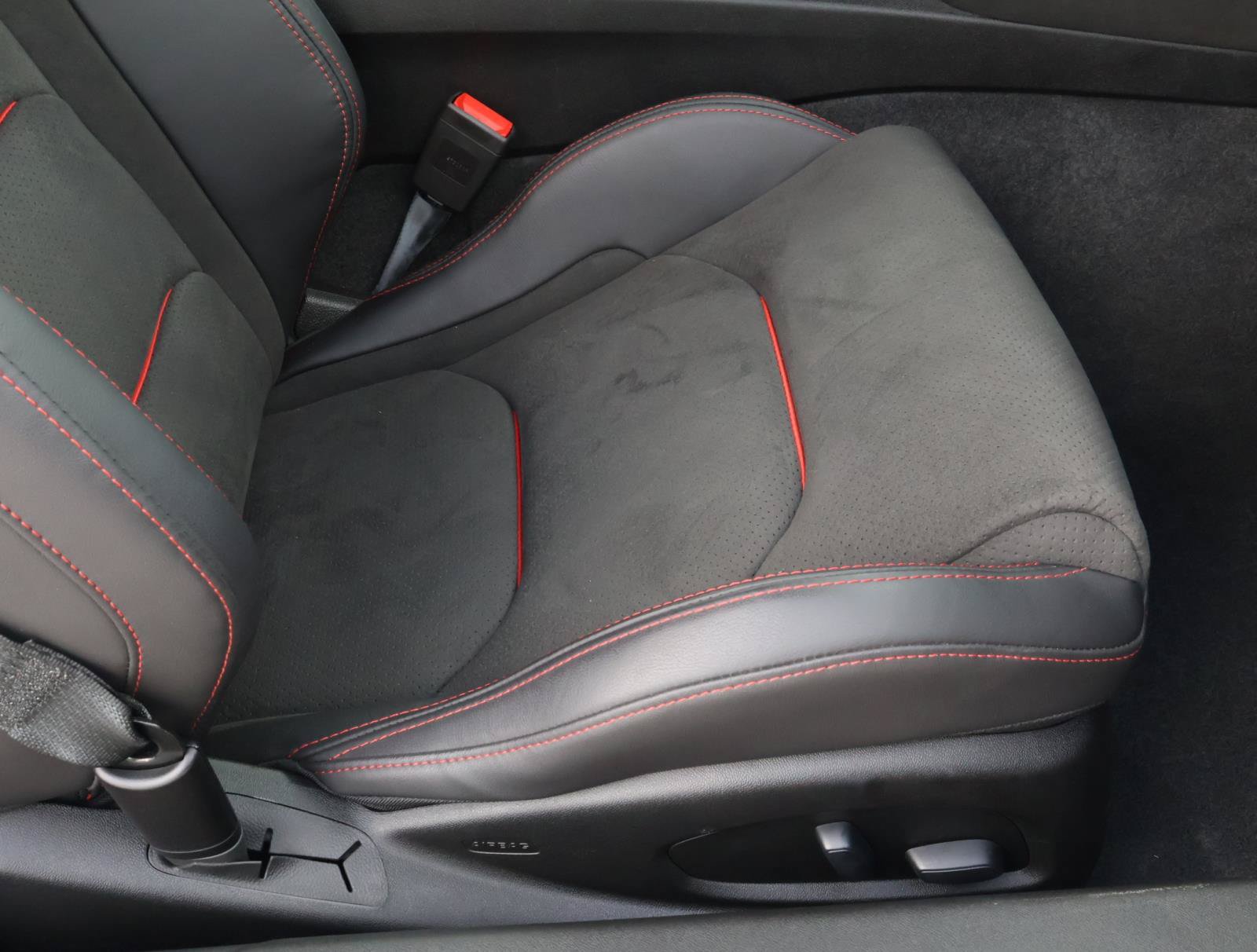 Used 2019 Chevrolet Camaro ZL1 RWD image 16