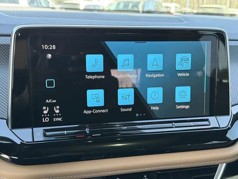 New 2026 Volkswagen Atlas Cross Sport SEL AWD/4WD image 8