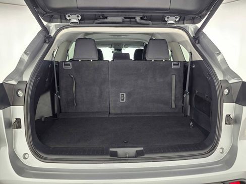 Used 2024 Toyota Highlander LE image 15