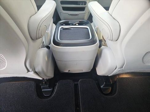 Used 2019 Chrysler Pacifica Limited FWD image 18
