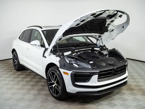 Certified 2024 Porsche Macan AWD/4WD image 34