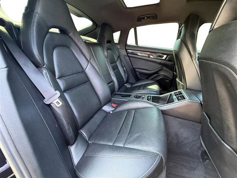 Used 2019 Porsche Panamera image 18