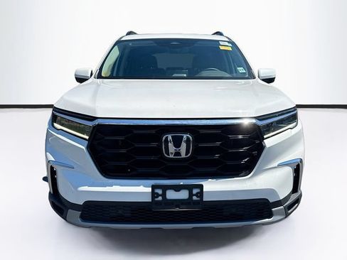 Used 2025 Honda Pilot Touring image 2