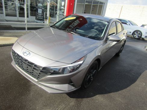 Used 2023 Hyundai Elantra SEL image 2