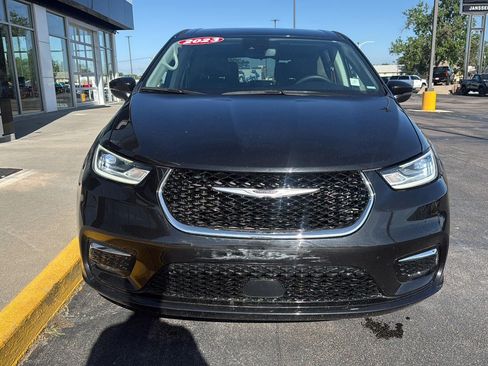 Used 2023 Chrysler Pacifica Touring-L FWD image 9