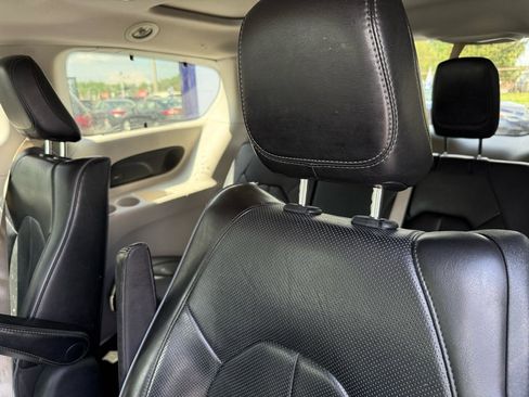 Used 2018 Chrysler Pacifica Limited image 10