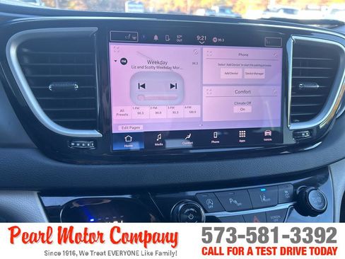 Used 2022 Chrysler Pacifica Touring-L image 15