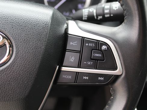 Used 2023 Toyota Highlander XSE FWD image 38