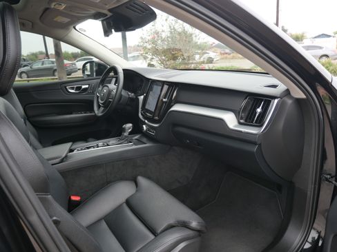 Used 2019 Volvo XC60 T5 Momentum w/ Protection Package Premier image 12