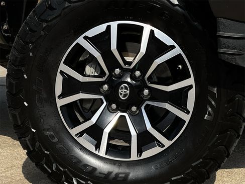 Used 2020 Toyota Tacoma TRD Sport image 28