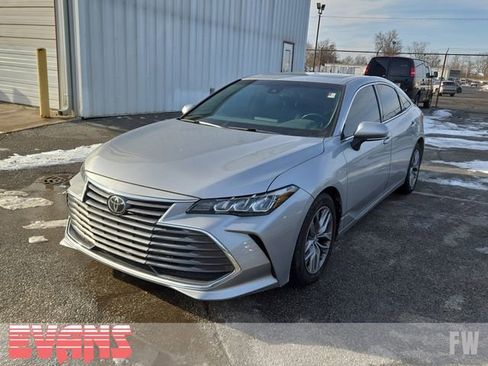Used 2019 Toyota Avalon XLE image 3