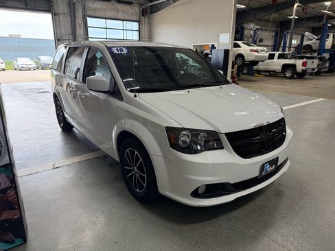 Used 2018 Dodge Grand Caravan SE FWD image 4