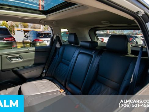 Used 2024 Nissan Rogue Platinum w/ Platinum Premium Package image 16