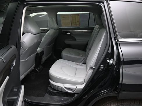 Certified 2025 Toyota Highlander Platinum AWD/4WD image 30