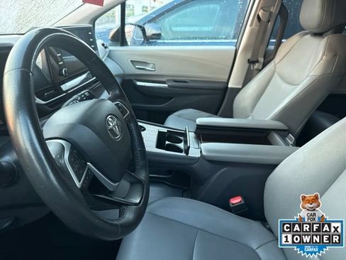 Used 2024 Toyota Sienna XLE FWD image 4