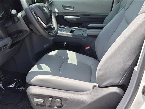 Used 2024 Toyota Sienna XLE FWD image 15