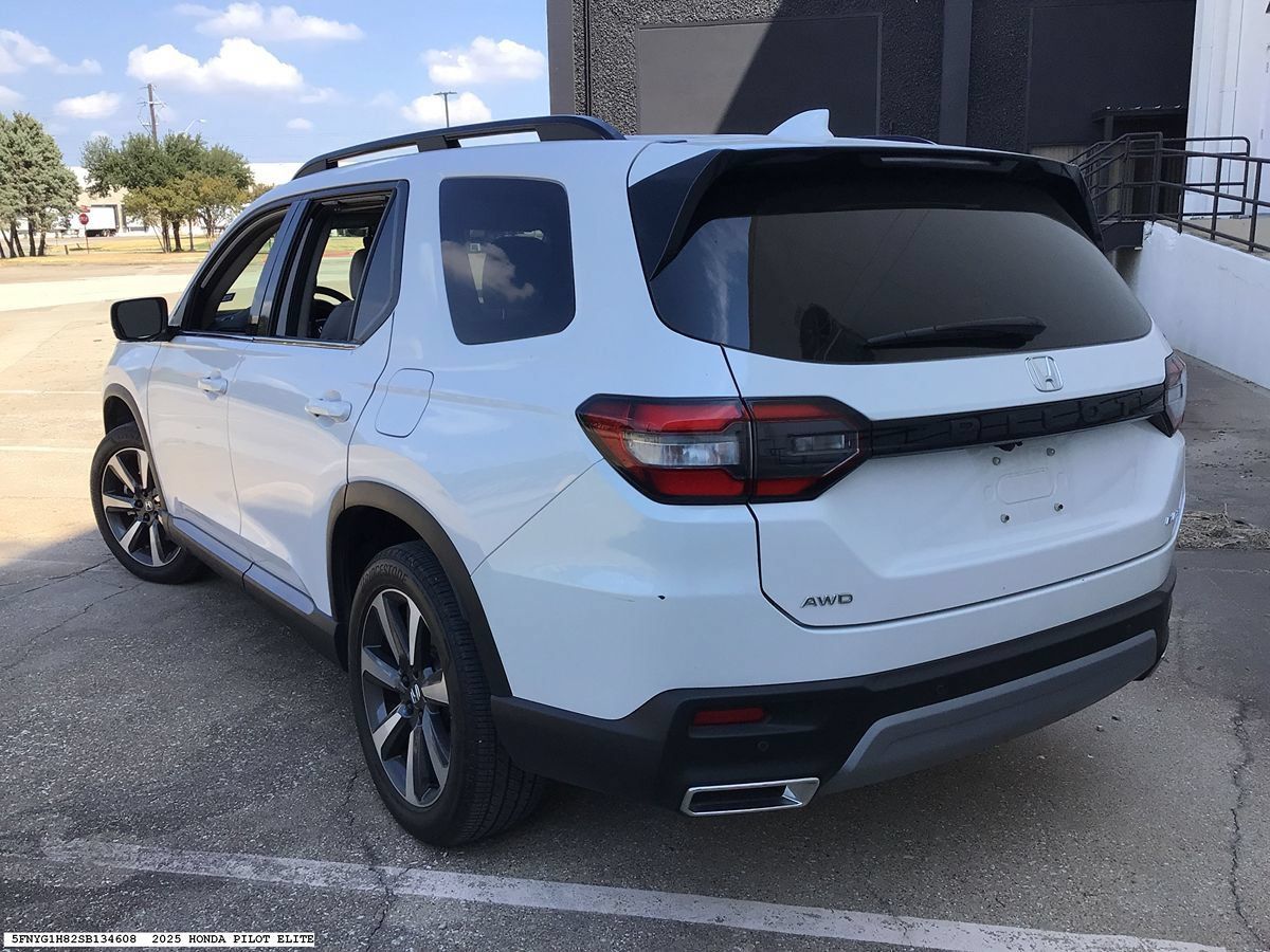 Used 2025 Honda Pilot Elite image 6
