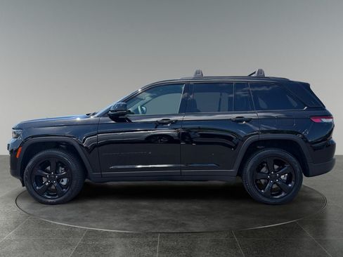 Used 2024 Jeep Grand Cherokee Limited w/ Black Appearance Package AWD/4WD image 5