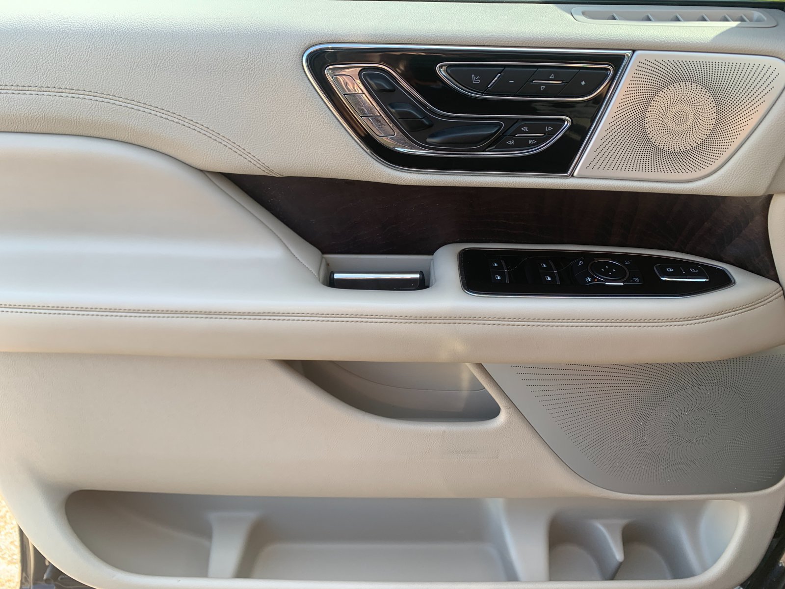 Used 2021 Lincoln Navigator Reserve w/ Luxury Package AWD/4WD image 13