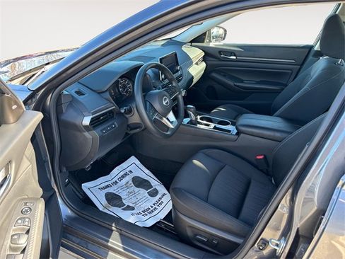 Used 2024 Nissan Altima 2.5 SV image 9