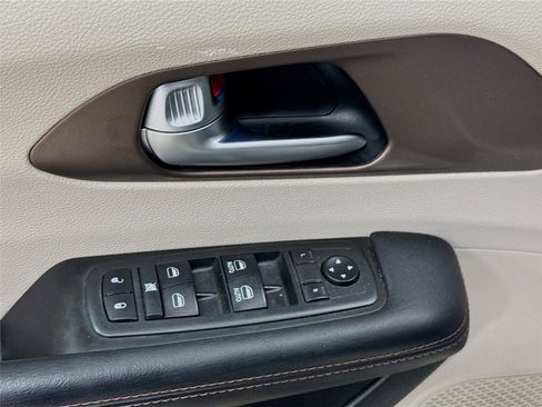 Used 2018 Chrysler Pacifica Touring-L w/ Tire & Wheel Group image 18