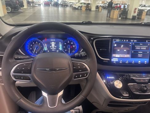 Used 2024 Chrysler Pacifica Touring-L image 17