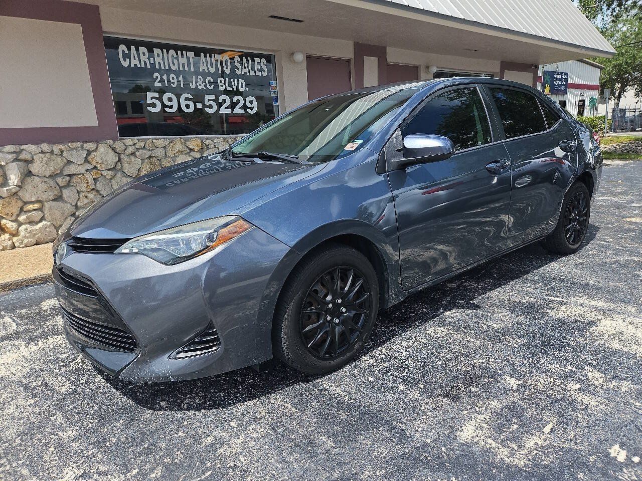 Used 2017 Toyota Corolla LE FWD image 1