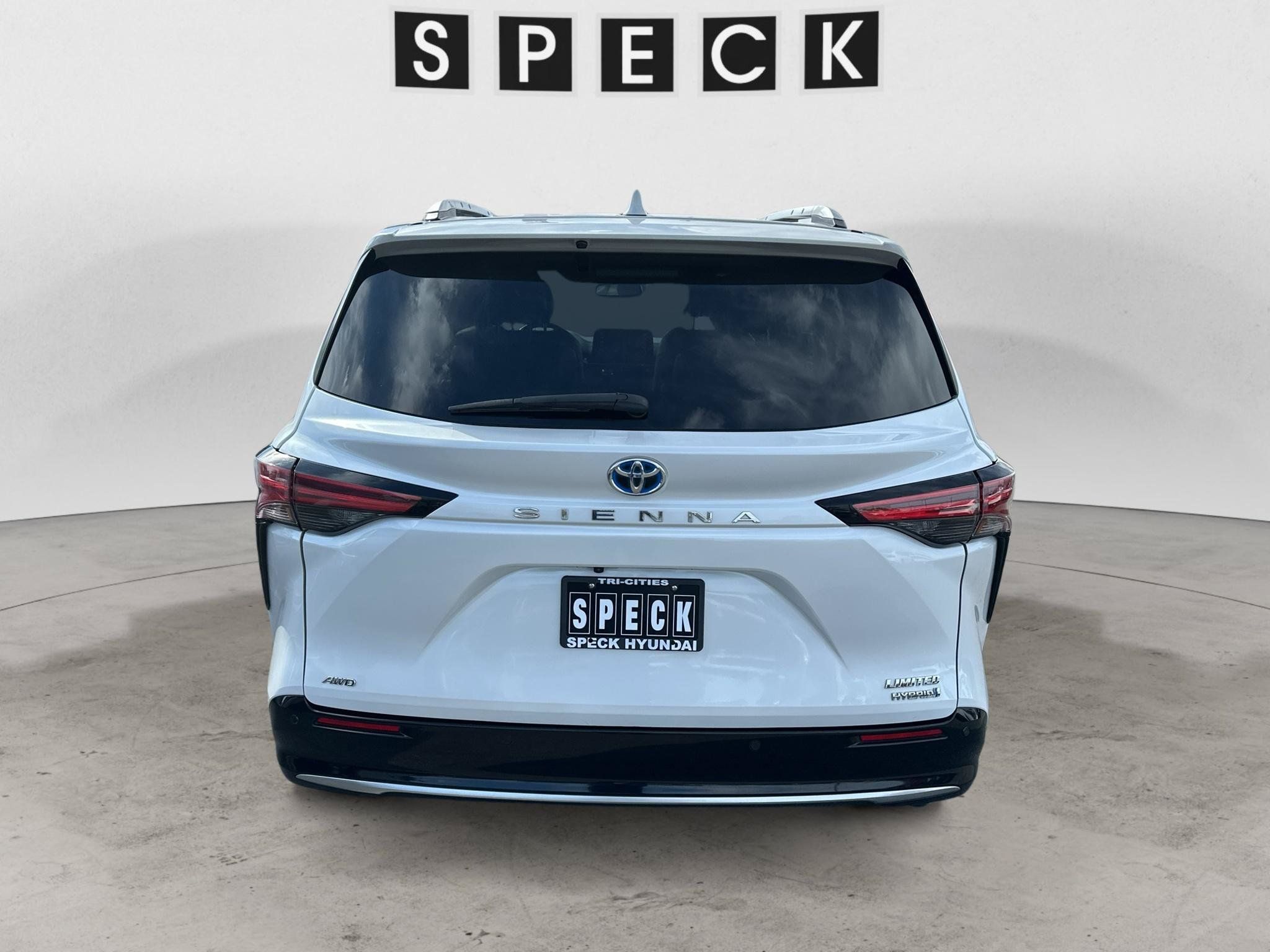 Used 2024 Toyota Sienna Limited AWD/4WD image 3