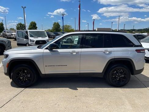 Used 2025 Jeep Grand Cherokee Altitude AWD/4WD image 9