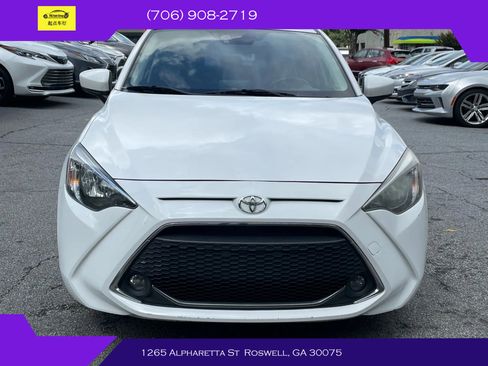 Used 2019 Toyota Yaris L image 2