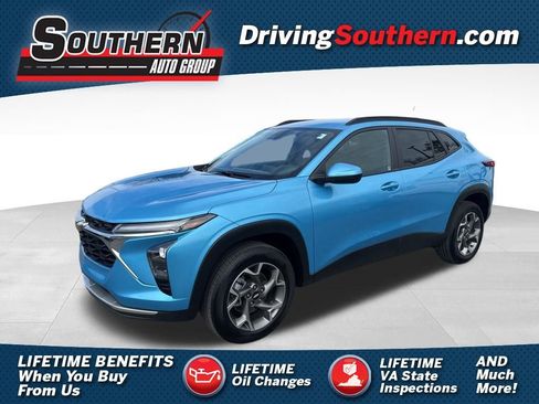 Used 2025 Chevrolet Trax LT image 1