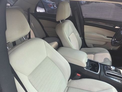 Used 2019 Chrysler 300 Touring w/ Driver Convenience Group RWD image 8