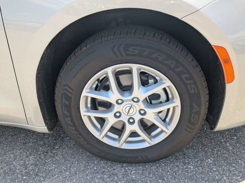 Used 2024 Chrysler Pacifica Touring-L FWD image 11