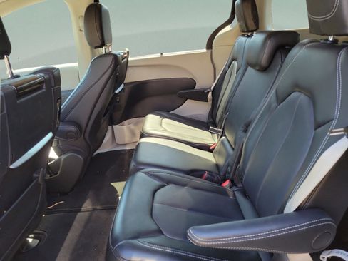 Used 2024 Chrysler Pacifica Touring-L w/ Uconnect Theater Family Group FWD image 6