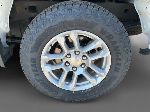 Used 2023 Chevrolet Silverado 1500 LT AWD/4WD image 8