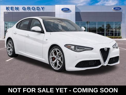 Used 2022 Alfa Romeo Giulia Ti RWD image 1