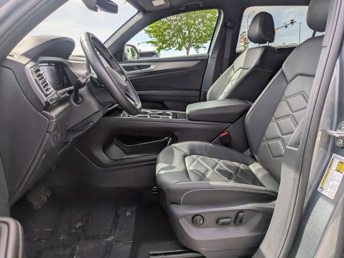 Certified 2025 Volkswagen Atlas Cross Sport SE AWD/4WD image 18