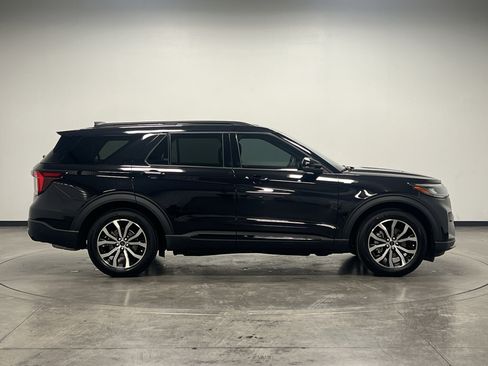 Used 2025 Ford Explorer ST-Line w/ Premium Package image 9