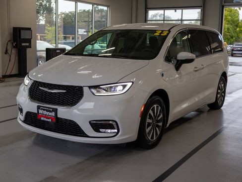 Used 2023 Chrysler Pacifica Touring-L FWD image 3