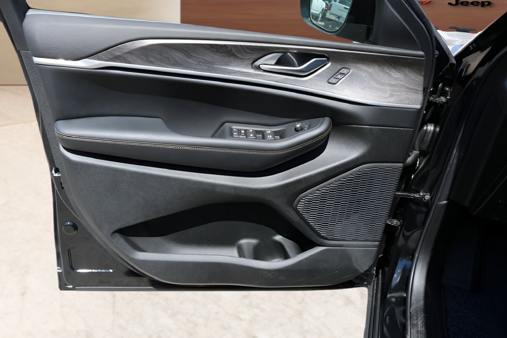 New 2026 Jeep Grand Cherokee Limited AWD/4WD image 10
