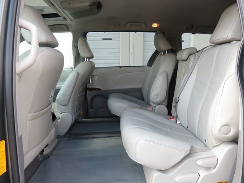 Used 2011 Toyota Sienna XLE FWD image 26