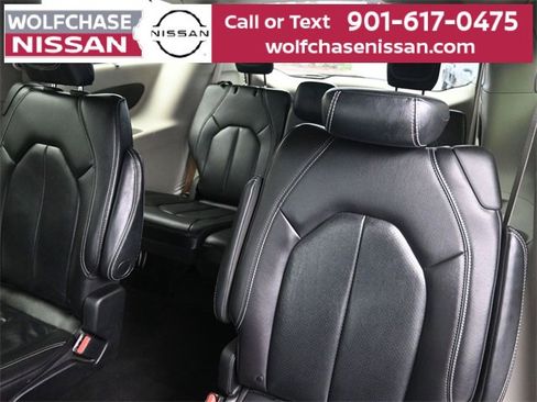 Used 2022 Chrysler Pacifica Touring-L image 15