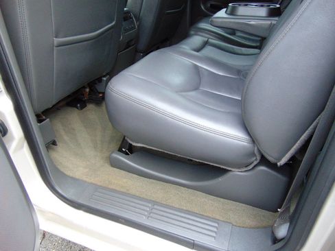 Used 2004 Chevrolet Silverado 2500 LT w/ Heavy-Duty Power Package image 9