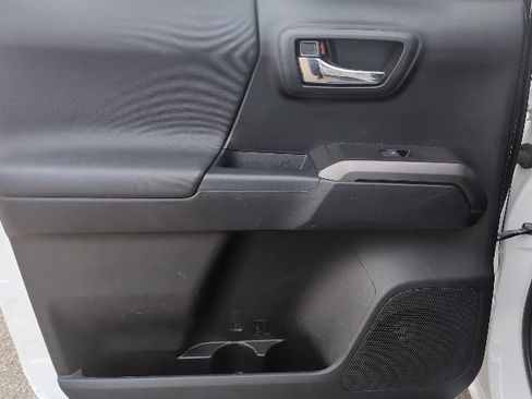 Used 2016 Toyota Tacoma TRD Off-Road image 17