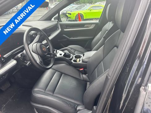 Used 2025 Porsche Cayenne AWD/4WD image 6