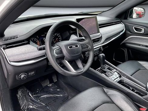 Used 2024 Jeep Compass Latitude image 17