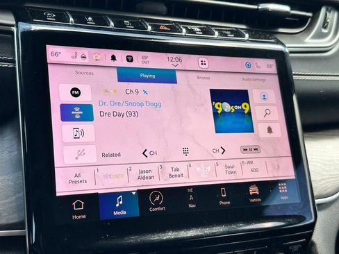 Used 2023 Jeep Grand Cherokee Limited w/ Black Appearance Package image 12