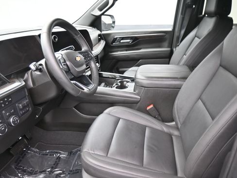 Used 2025 Chevrolet Suburban LT w/ Comfort Package AWD/4WD image 12