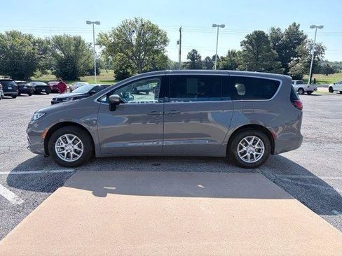 Used 2023 Chrysler Pacifica Touring-L FWD image 5