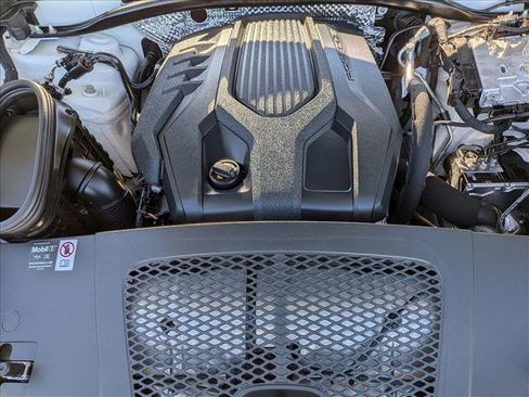 Used 2025 Porsche Macan image 28